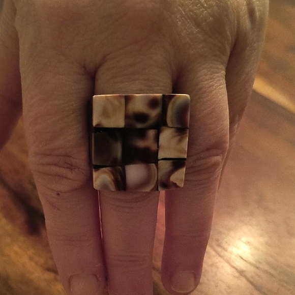 Brown Tortoiseshell Patterned Ring. Great Condition. Size 7 1/2 - Picture 5 of 5